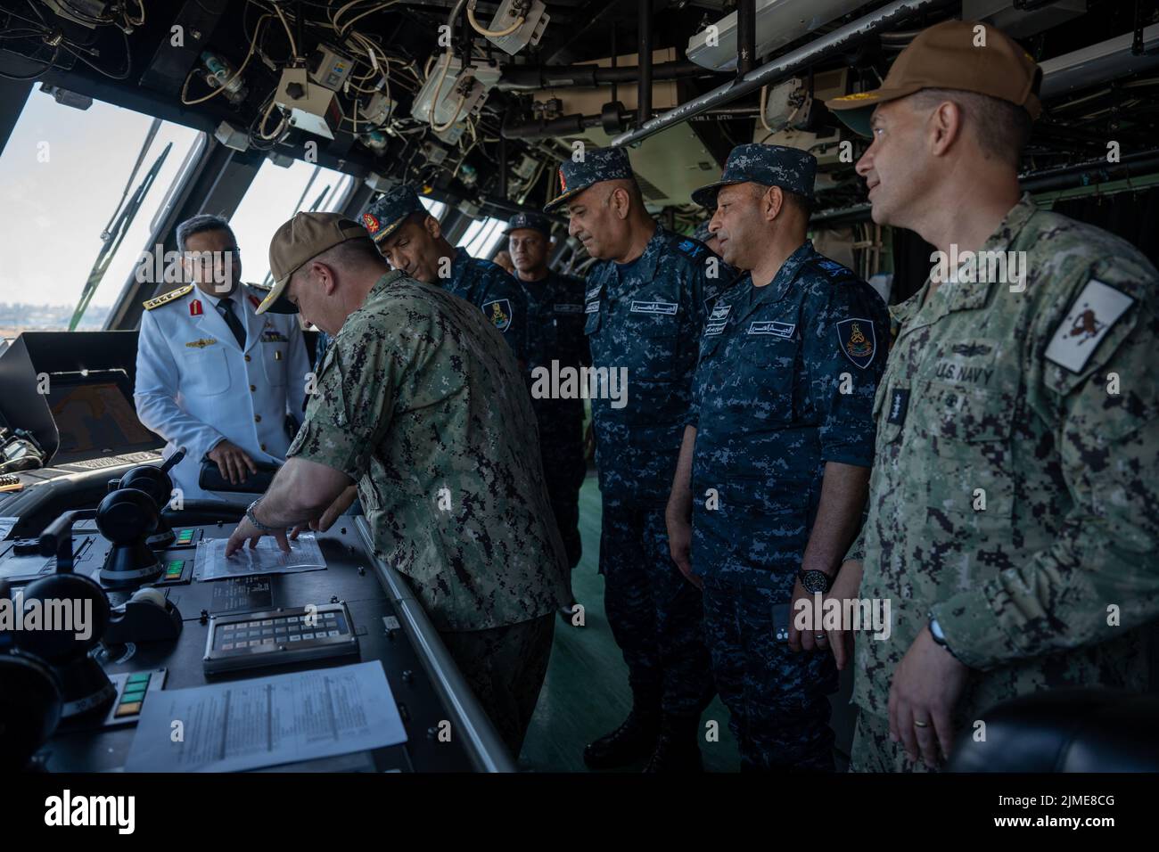 Alexandria, Ägypten. 4. August 2022. Vice Adm. Brad Cooper, Kommandant des U.S. Naval Forces Central Command, der U.S. 5. Fleet und der Combined Maritime Forces, tourt an Bord des Freedom-Variant Littoral Combat Ship USS Sioux City (LCS 11) in Alexandria, Ägypten. Während seiner Zeit in Alexandria traf Cooper sich mit den Führern der ägyptischen Marine, was die starken Beziehungen zwischen der ägyptischen Marine und der US-Flotte der 5. widerspiegelt. (USA Armeefoto von Sgt. Terry Vongsouthi) Quelle: U.S. Army/ZUMA Press Wire Service/ZUMAPRESS.com/Alamy Live News Stockfoto