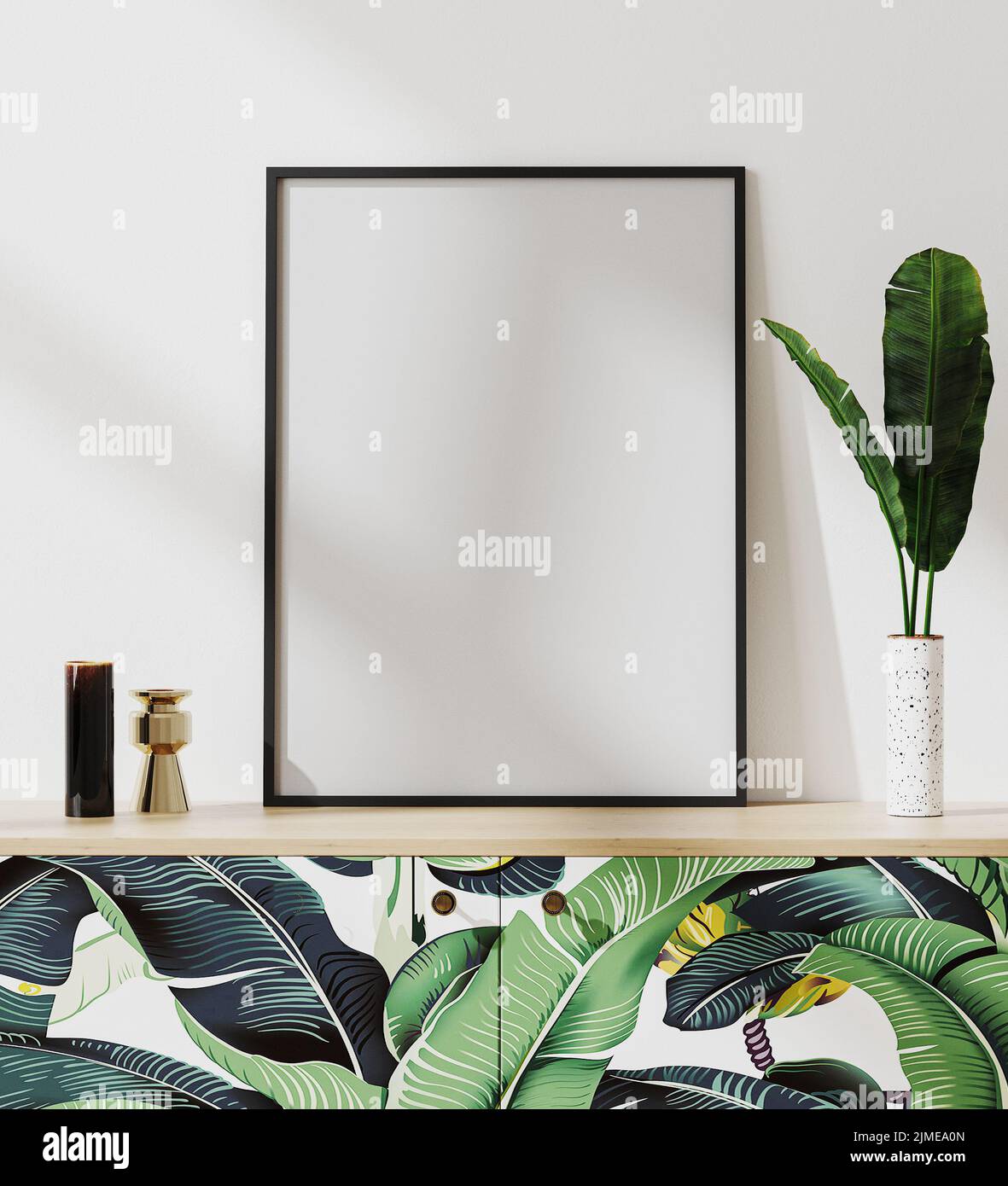 Imitierter Bilderrahmen in tropischer Stimmung modernes Interieur mit weißer Wand, auf Kommode stehend mit Palmendruck, 3D Stockfoto