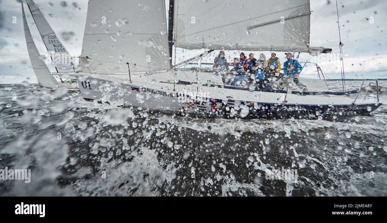 Russland, St. Petersburg, 23. Juli 2021: Wettbewerb der Segelboote in der Regatta bei Sturm, Rennen, großen Wellen, Segelregatta, Wolke Stockfoto