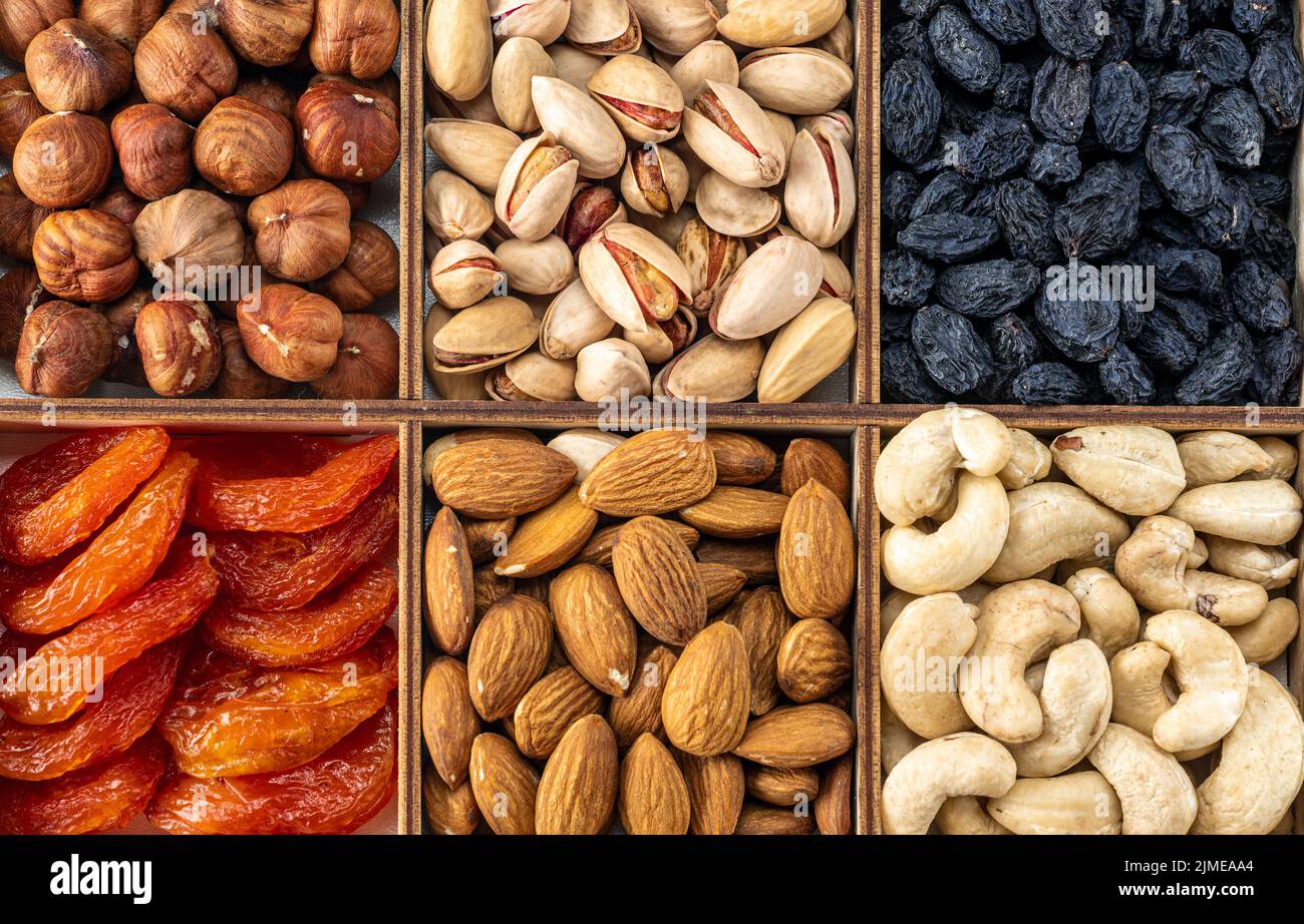 Sammlung von verschiedenen Nüssen und getrockneten Früchten. Verschiedene Nüsse Mandeln, Pistazien, Cashews, Walnuss. Organische Mischnüsse Hintergrund. Gesunde Lebensmittel, nützliche Mikro Stockfoto