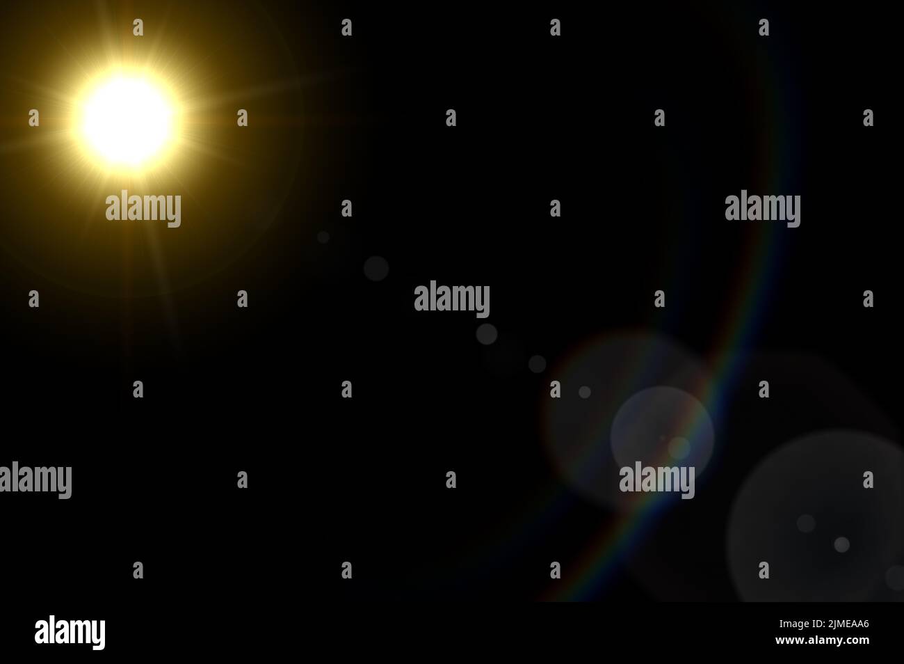 Abstraktes natürliches Sonnenlicht auf Schwarz. Sonnenstrahlen Licht isoliert auf schwarzem Hintergrund für Overlay-Design. Linsenbüne, Sonnenflecke. Stockfoto