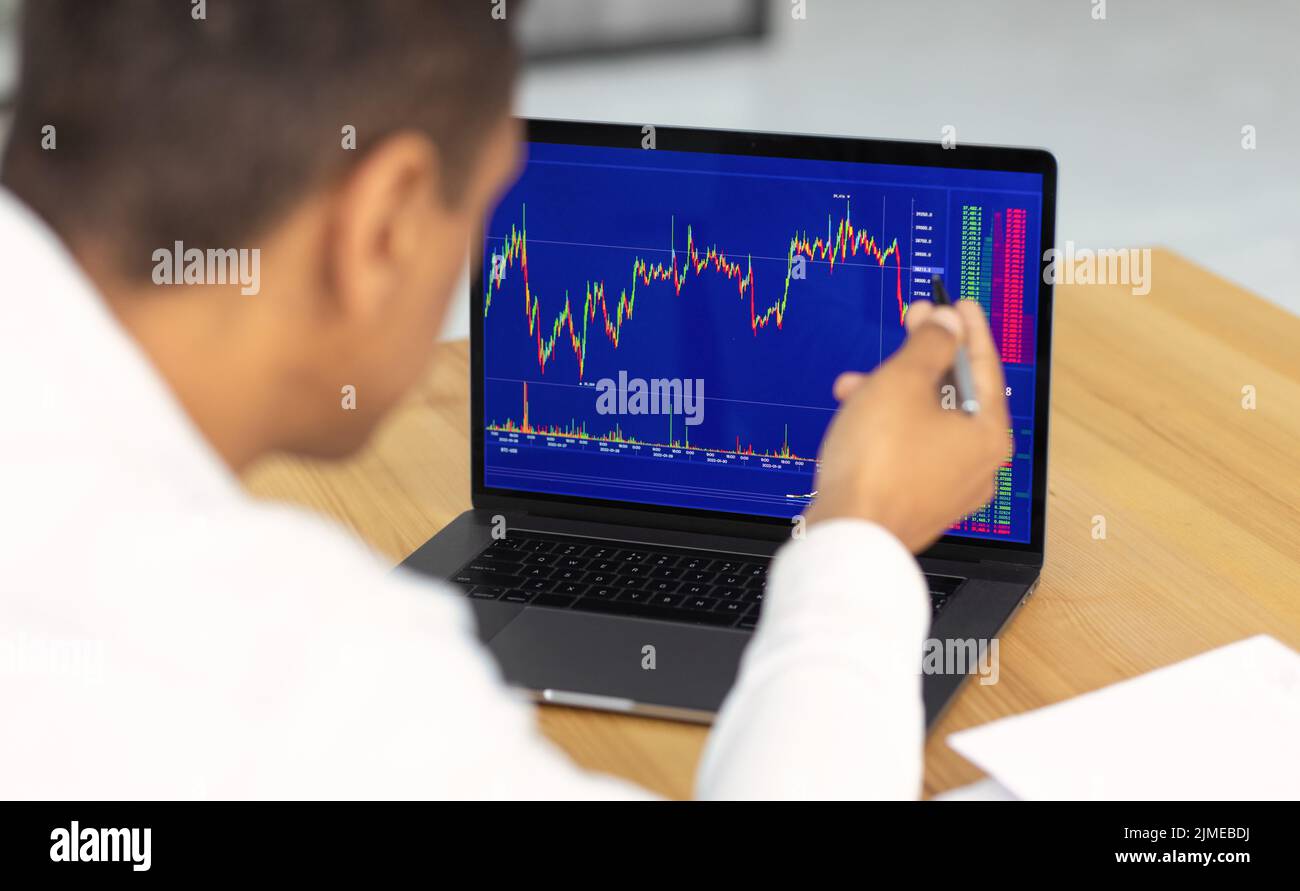 Der junge Börsenhändler African American analysiert den Markt, der im Amt arbeitet Stockfoto