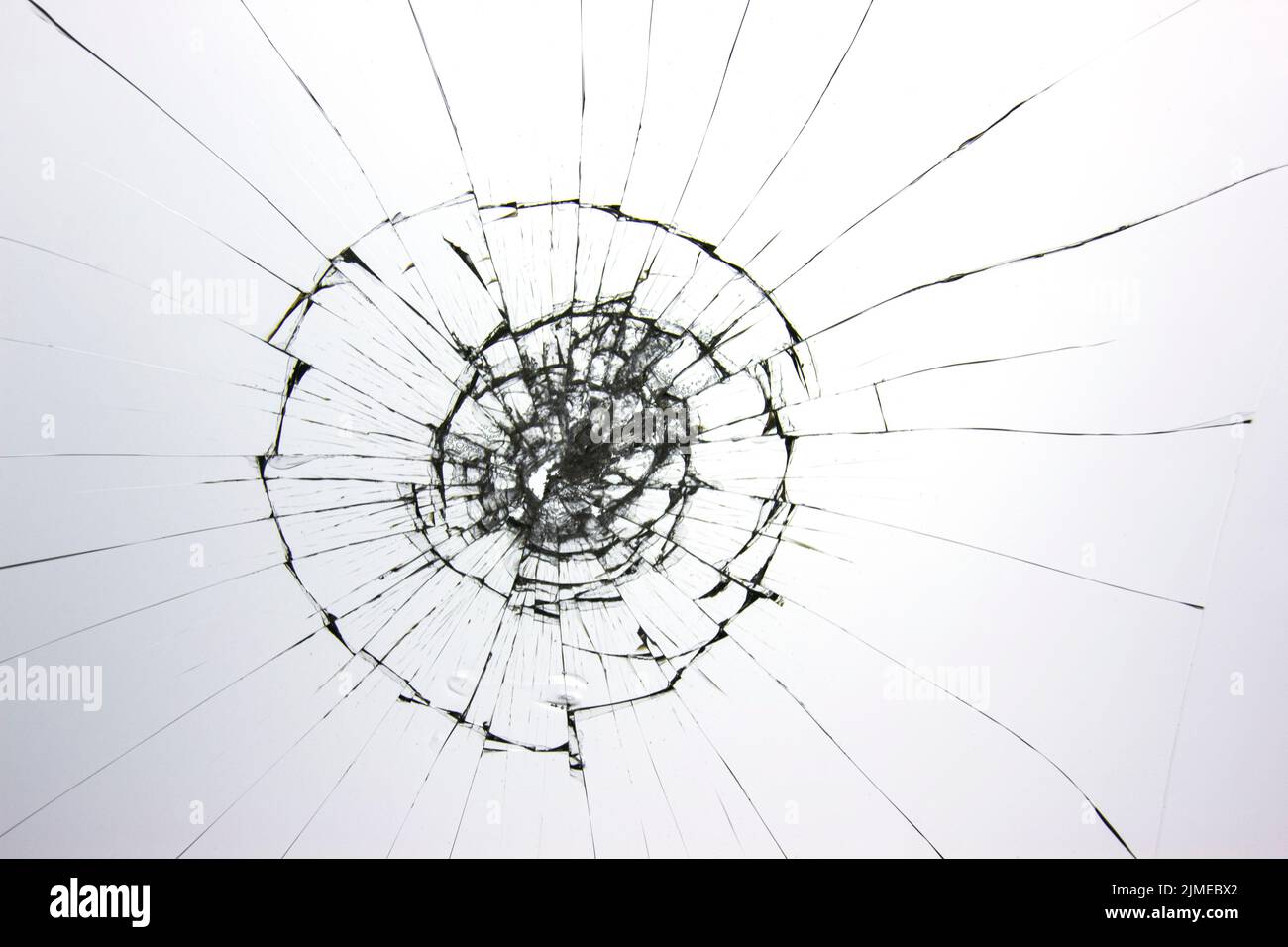 Textur des zerbrochenen gerissenen Glases. Risse isoliert auf Weiß. Konzeptelement für Design. Stockfoto