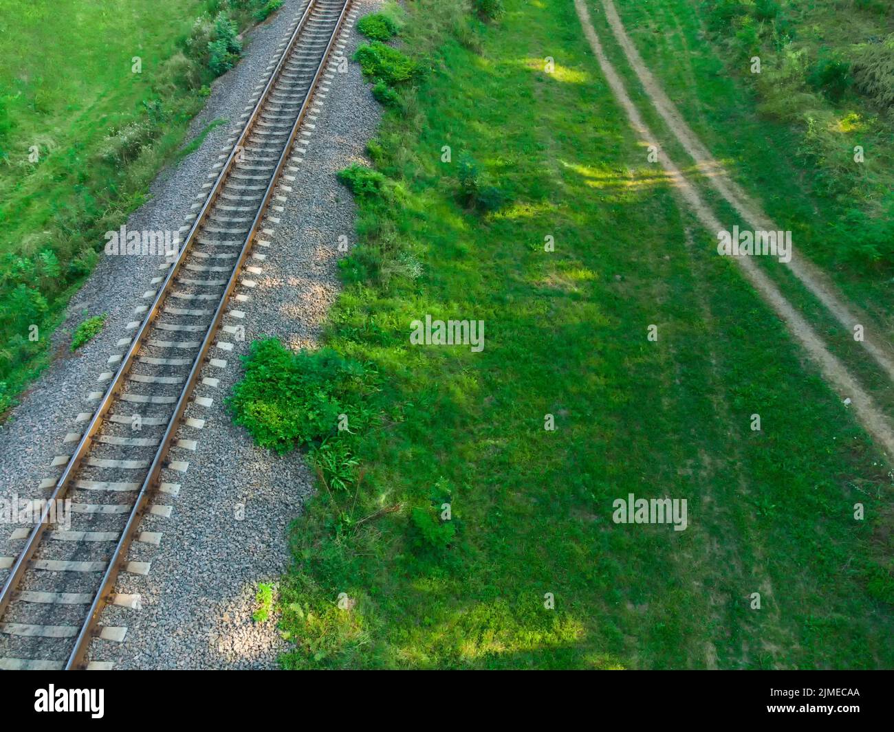 Bahngleise und Feldweg, Draufsicht. Stockfoto