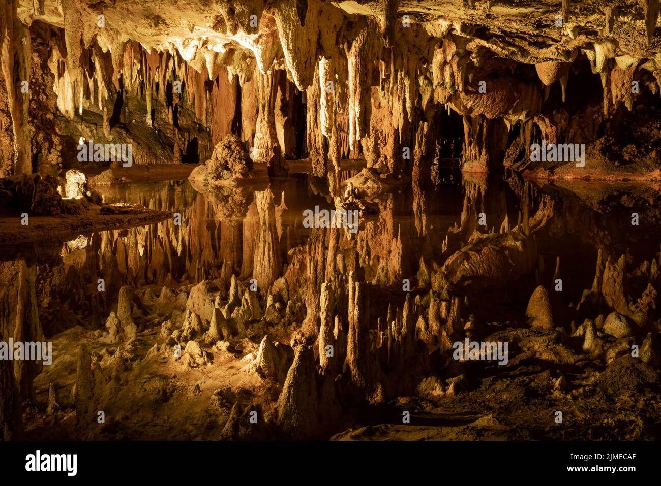 Unterirdischer Höhlensee spiegelt seltsame Felsformationen magisches Gefühl wider Stockfoto