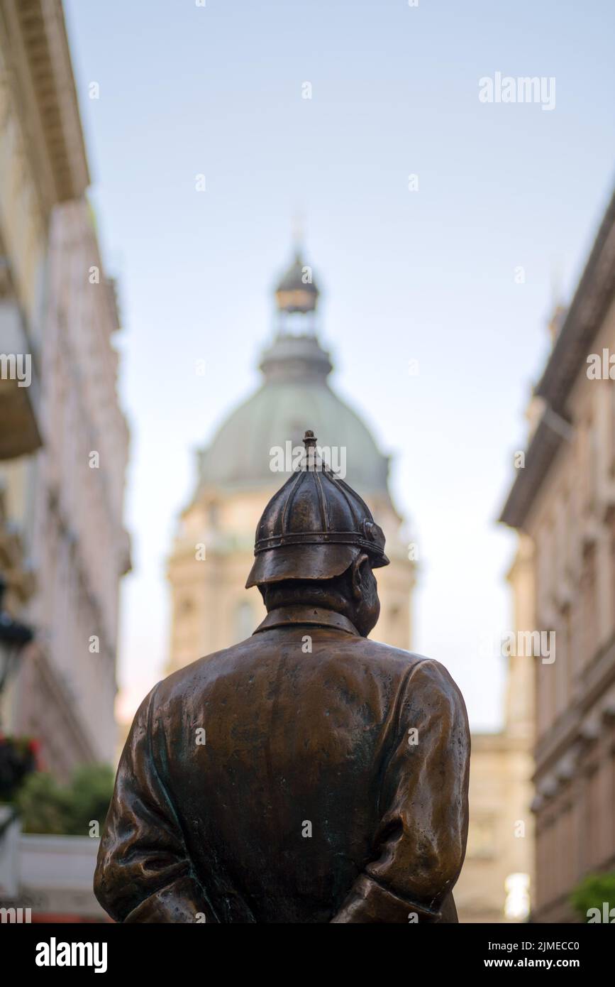 Polizist-Skulptur gegen die Basilika. Die Helmform ähnelt der Dome Stockfoto