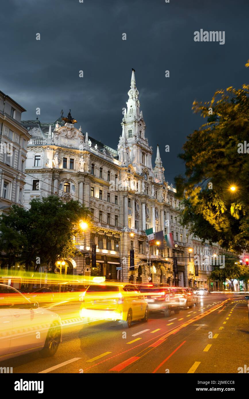 New York Cafe Gebäude in Budapest, Verkehr, Nachtansicht Stockfoto