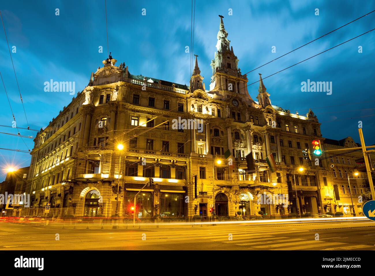 Nachtansicht des historischen Gebäudes mit dem New Yorker Café in Budapest Stockfoto