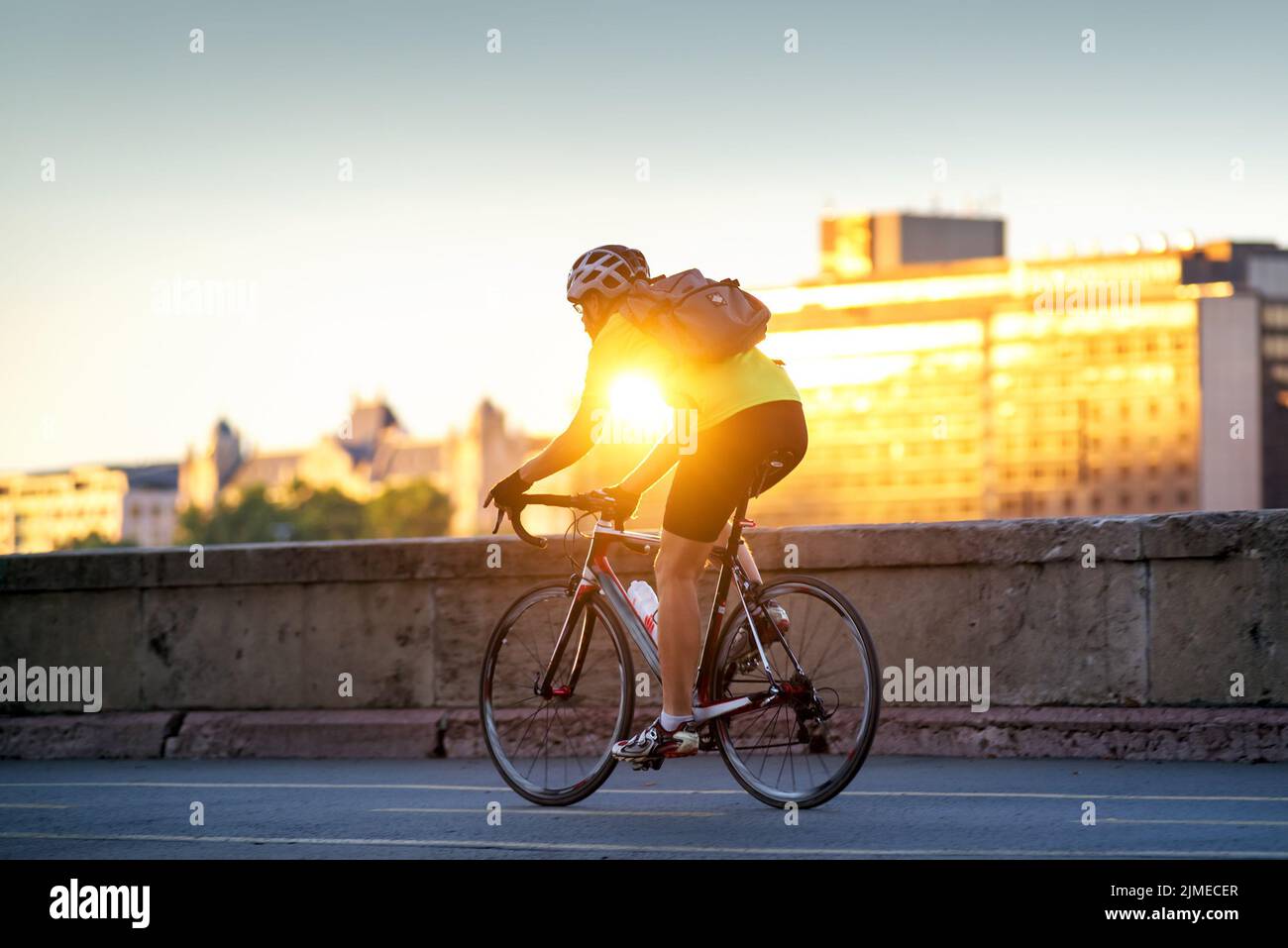 Person, die in der Stadt ein Sportfahrrad fährt Stockfoto