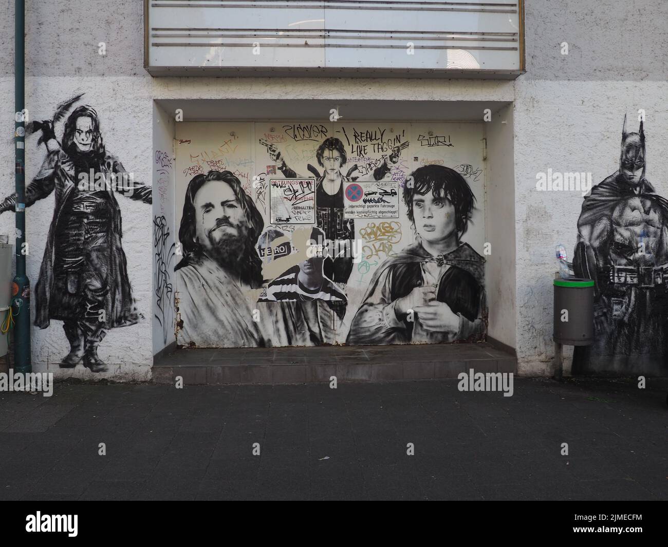 Ein schwarz-weißes Graffiti auf der Pali Cinema Wall mit Batman, Lara Croft, Frodo, Joker in Darmstadt Stockfoto