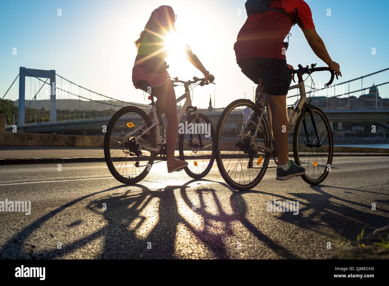 Paar Radfahren in der Stadt Stockfoto