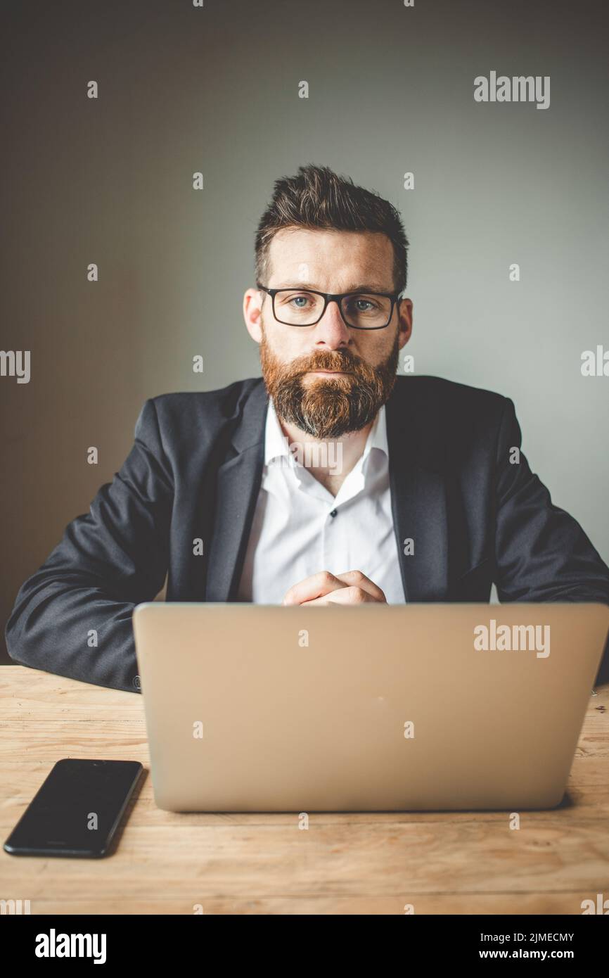 Porträt eines erfolgreichen Geschäftsmannes im Büro Stockfoto