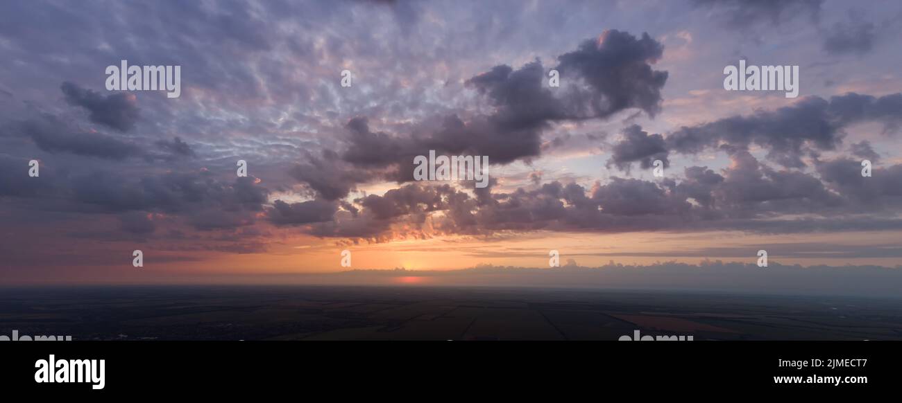 Erstaunlicher Sonnenaufgang, wunderschönes Panorama der Morgensonne und des bewölkten Himmels. Stockfoto