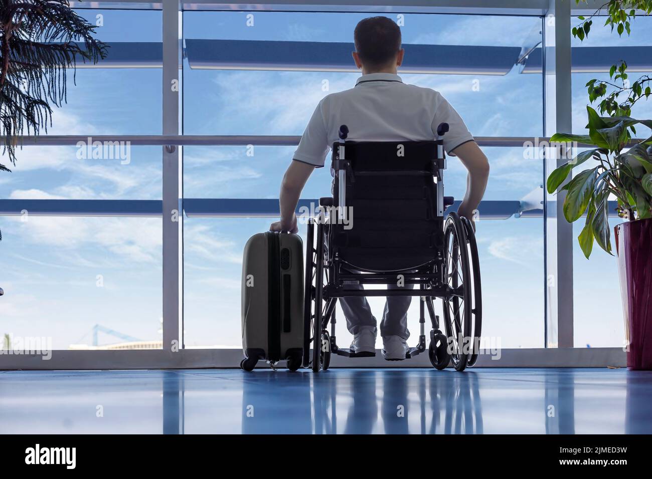 Junger Mann im Rollstuhl am Flughafen Stockfoto Junger Mann im Rollstuhl am Flughafen Stockfoto