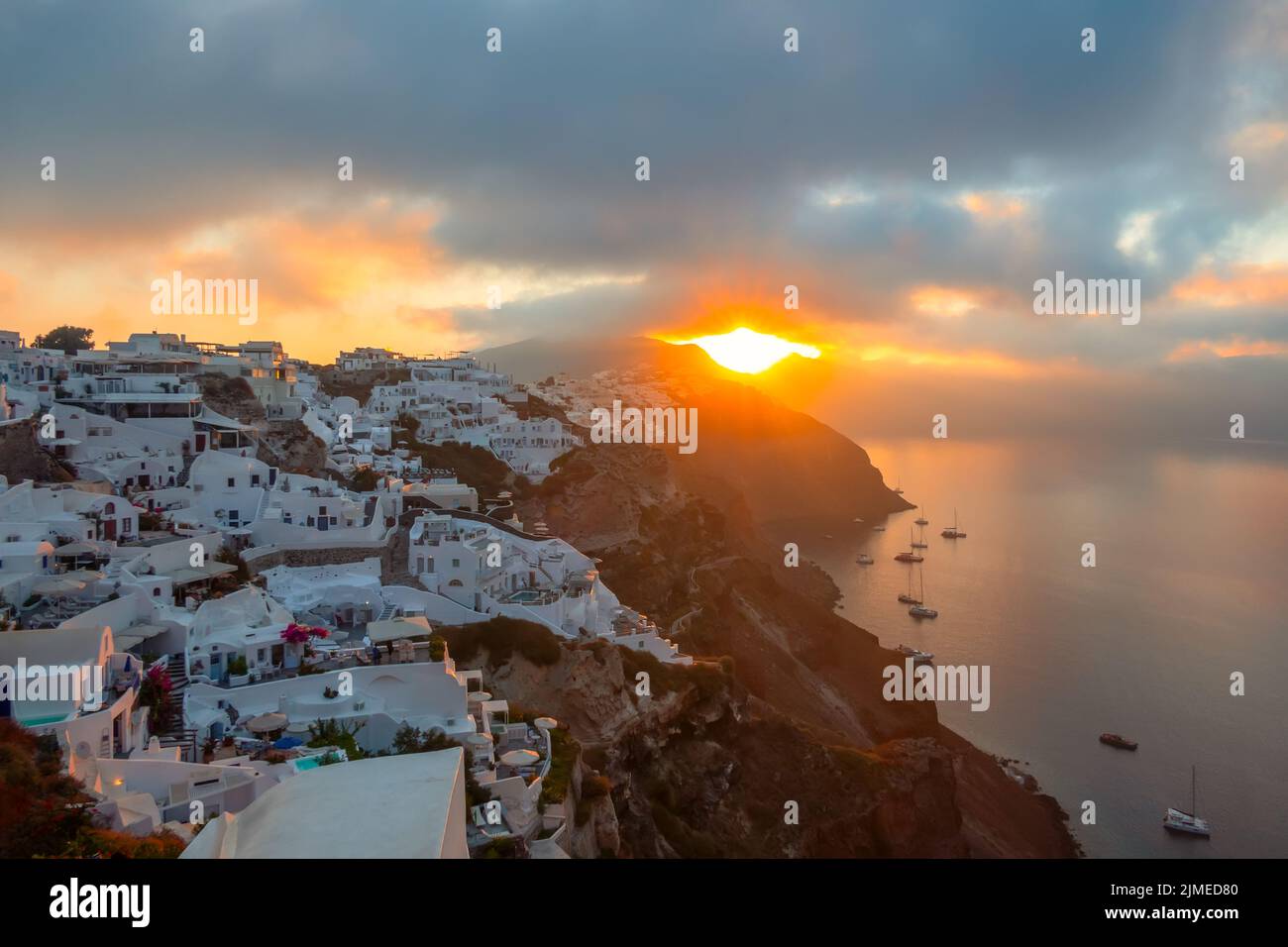 Wolkiger Sonnenaufgang auf der Insel Santorini Stockfoto