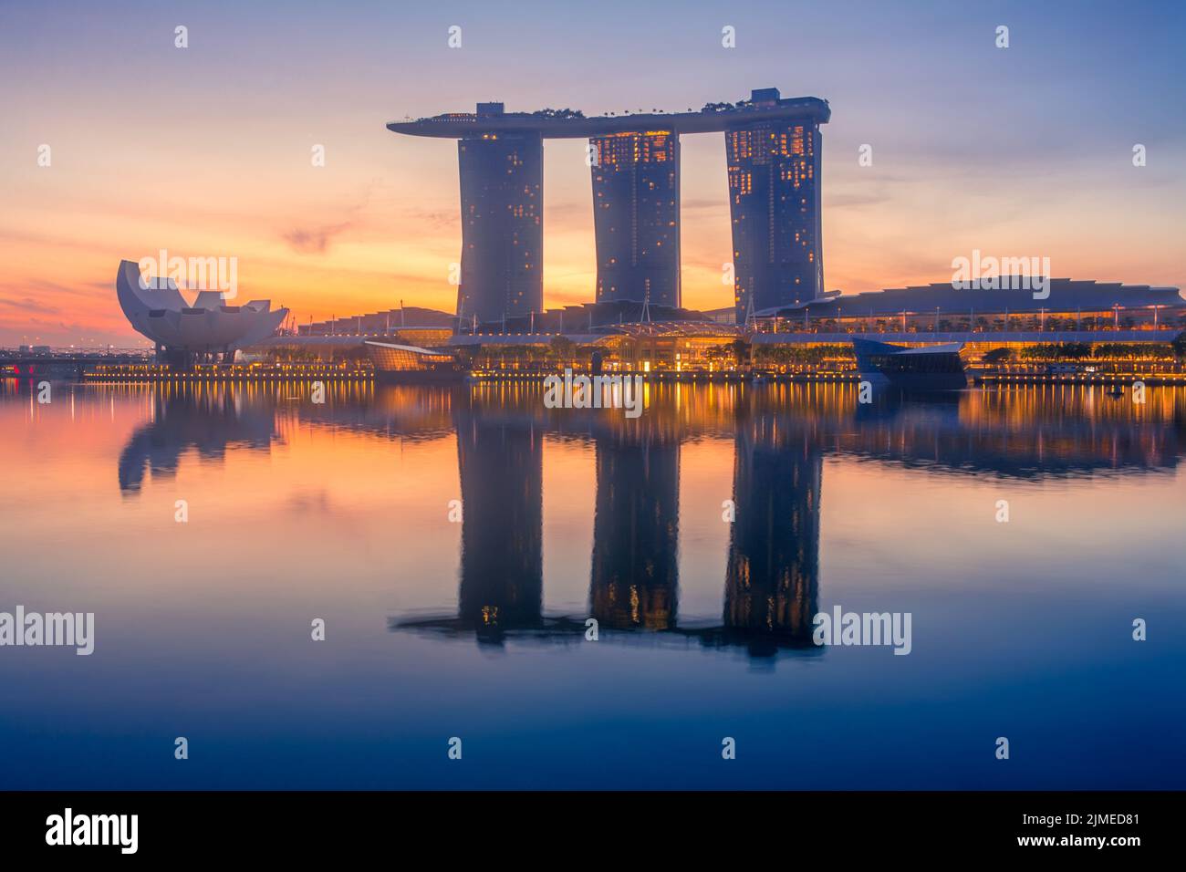 Sonnenaufgang in der Marina Bay von Singapur Stockfoto