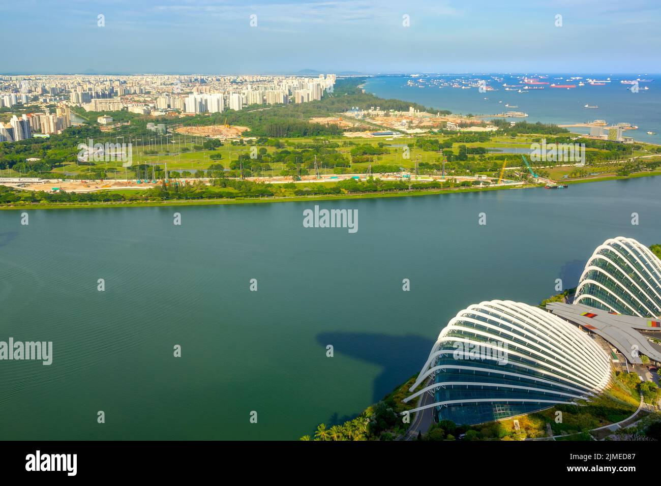 Panorama von Wohngebiet und Schiffsrazzia in Singapur. Luftaufnahme Stockfoto