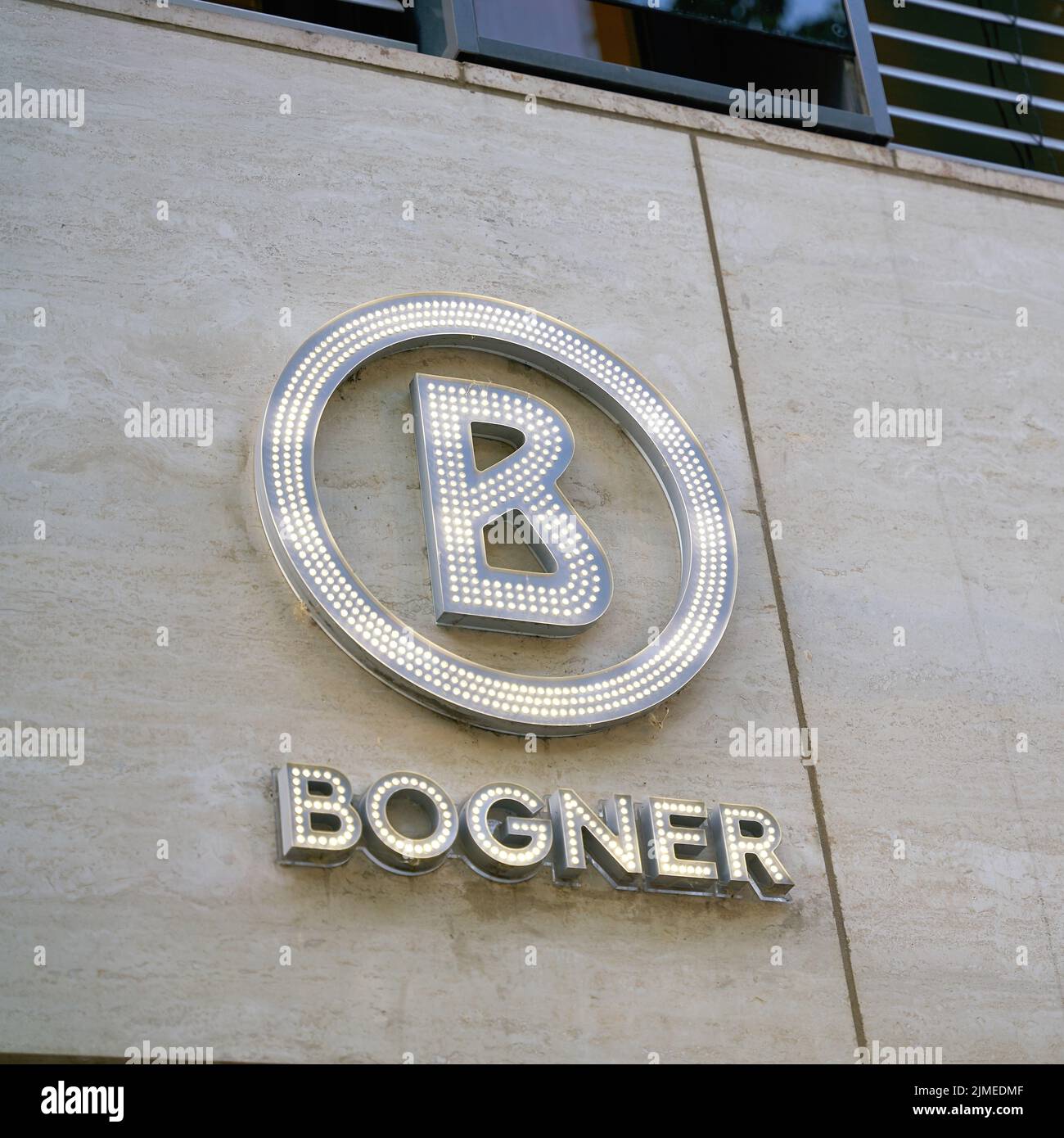Logo der Luxusmarke Bogner auf einer Fassade am Kurfürstendamm in Berlin Stockfoto