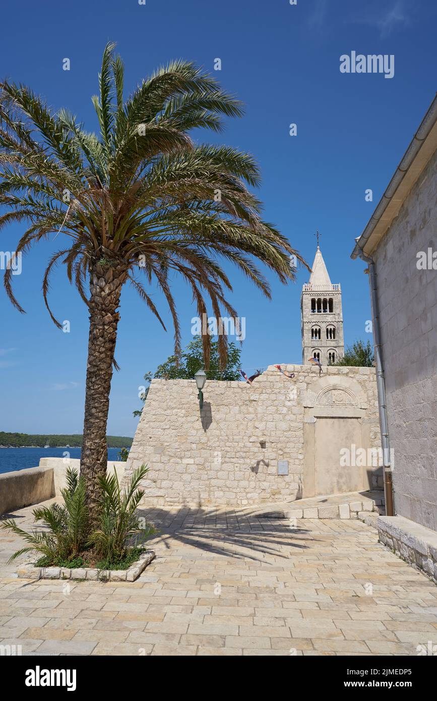 Aussichtspunkt neben der Kirche Mariä Himmelfahrt in der Altstadt von Rab in Kroatien Stockfoto