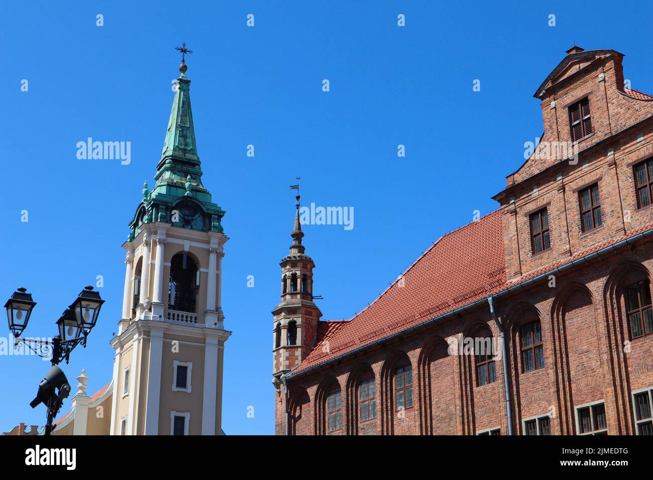 Das gotische Alte Rathaus (ratusz Staromiejski), Heilig Geist Kirche in Torun, Polen. August 2019 Stockfoto