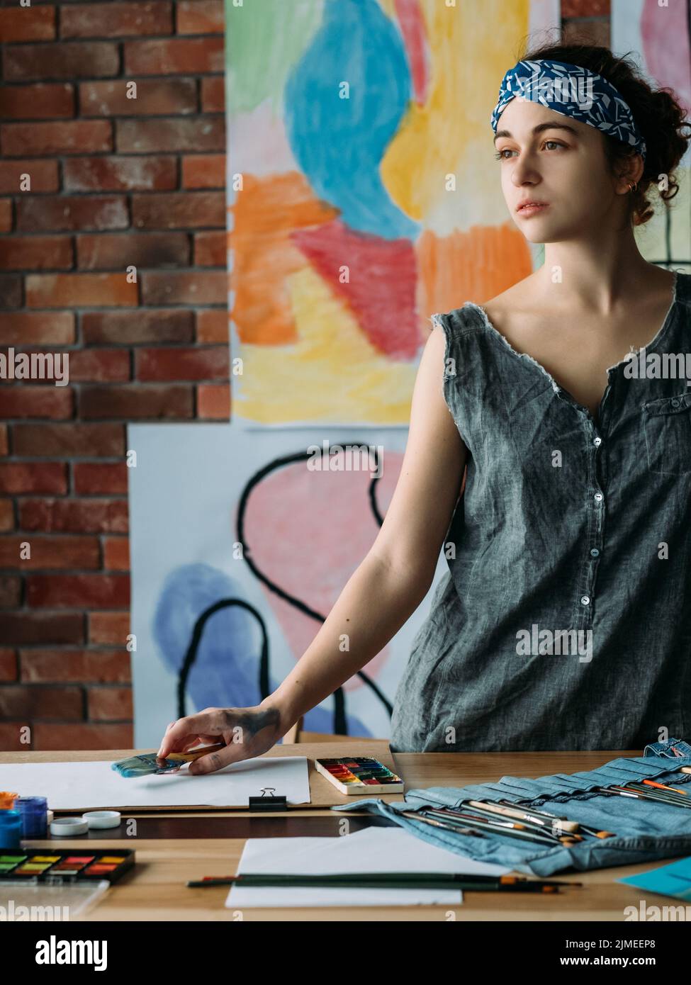 Zeitgenössische Kunst talentierte weibliche Malerin Workshop Stockfoto