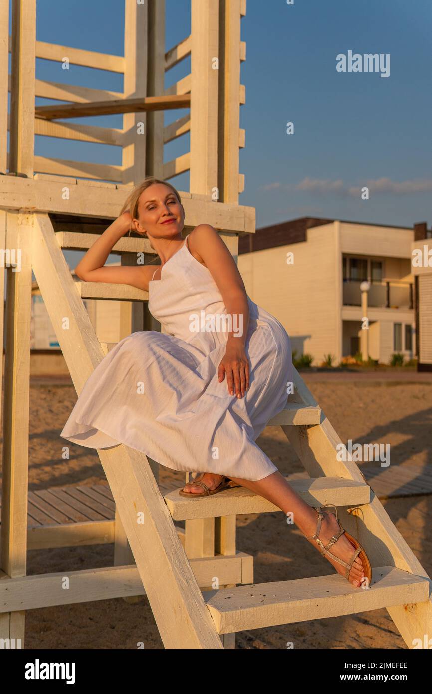 Modell Paradies Rettungsschwimmer Sonnenaufgang Turm Leben Strand Meer Urlaub Surf, Konzept Tourismus Schutz in Küste für Landschaft blau, australien beobachten Stockfoto