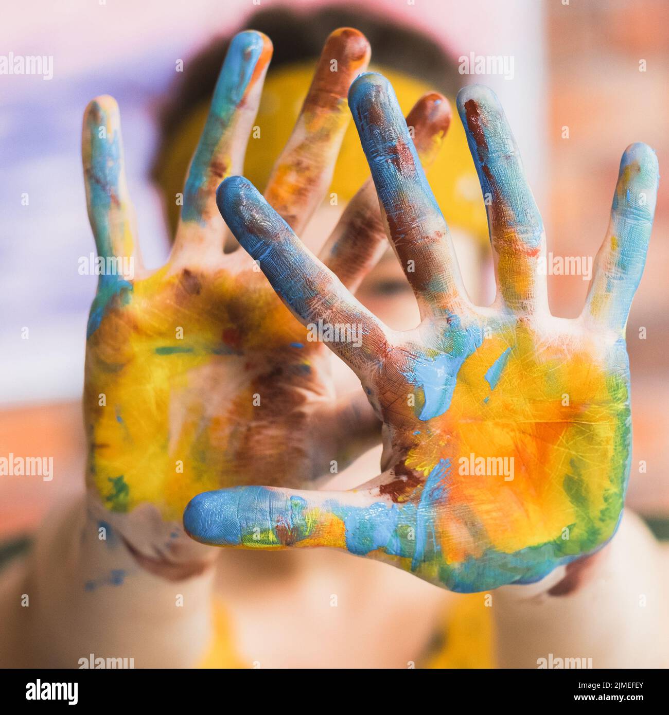 Kunstfestival Maler Hände schmutzig bunte Farbe Stockfoto