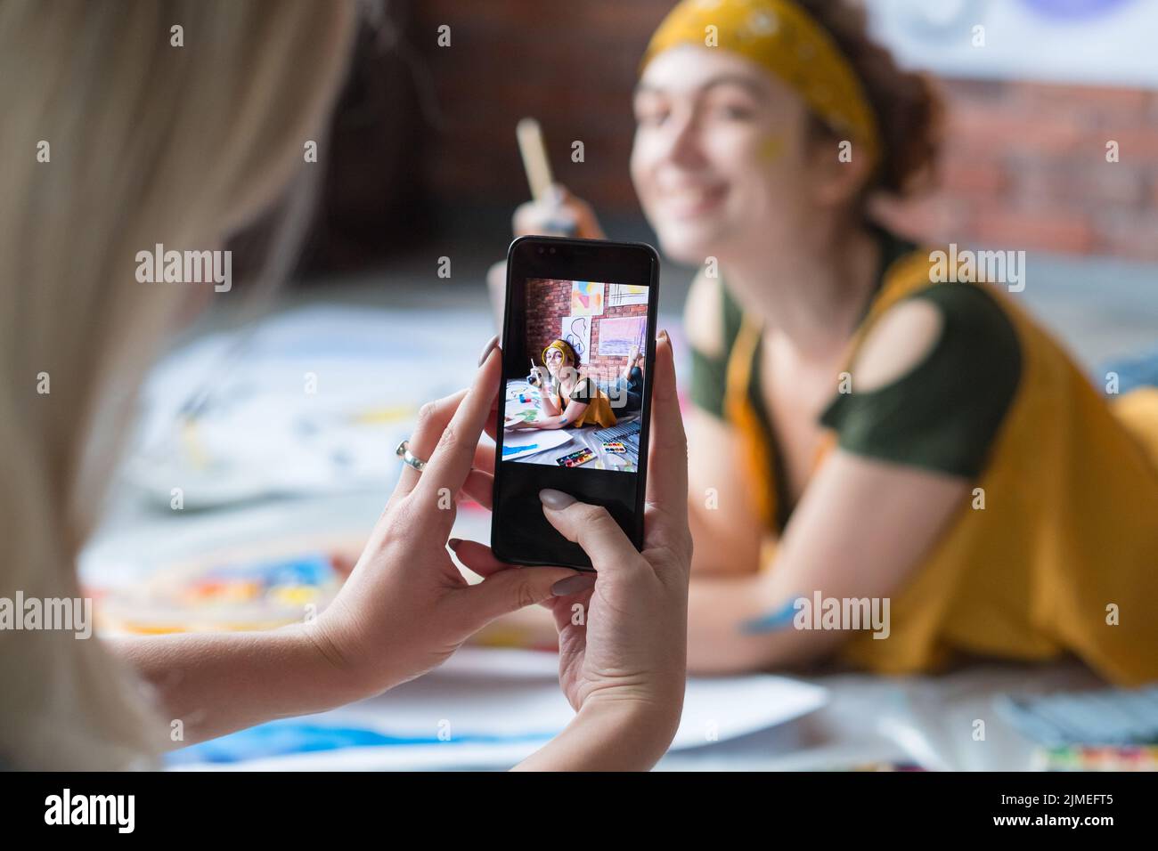 Kunst Foto schießen Dame posiert Bodenfarbe Pinsel Stockfoto