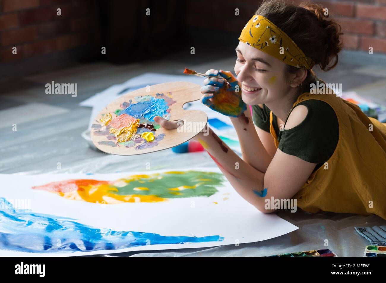 Home Art Studio glückliche weibliche Maler Palette Stockfoto