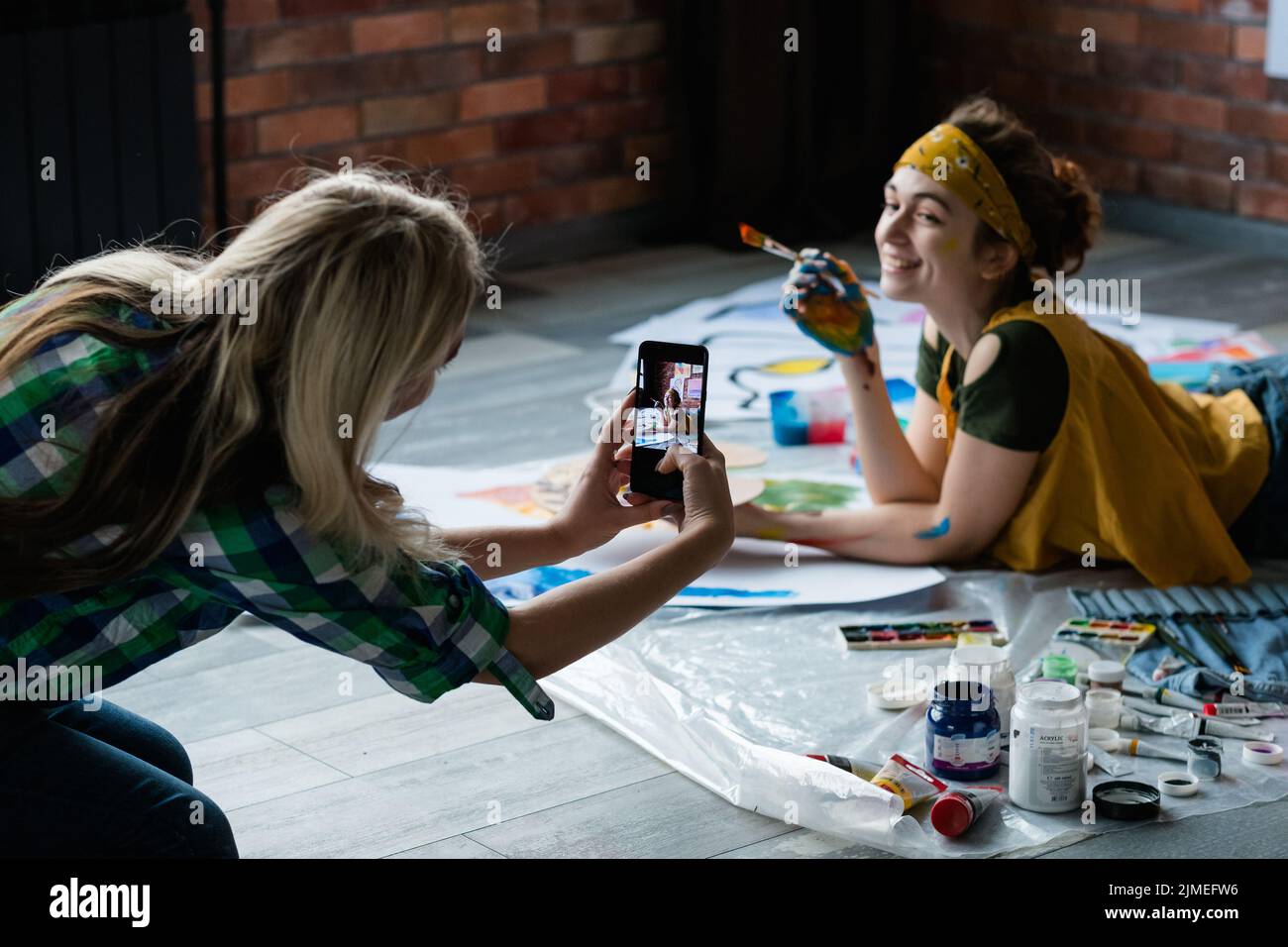 Kunst Foto schießen Dame posiert Bodenfarbe Pinsel Stockfoto