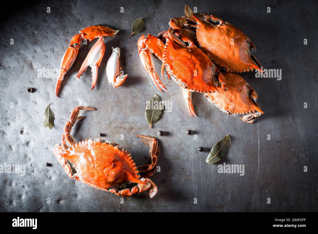 Vorbereitung für leckere rote Krabben mit Lorbeerblatt und Piment. Vorbereitungen zum Kochen von Krabben mit Kräutern. Stockfoto