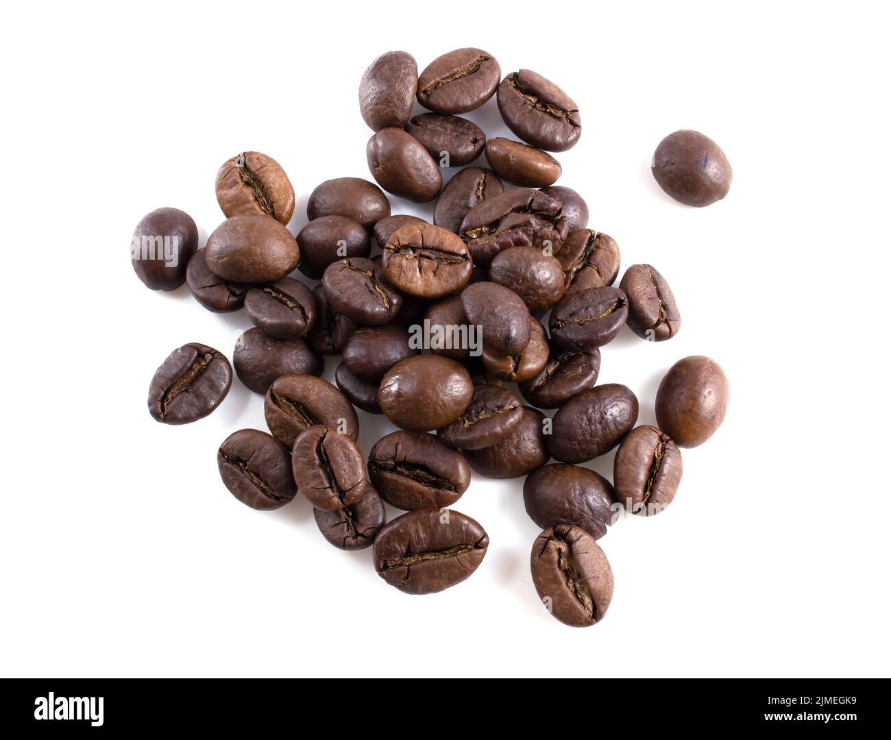 Geröstete Kaffeebohnen isoliert auf weißem Hintergrund. Stockfoto