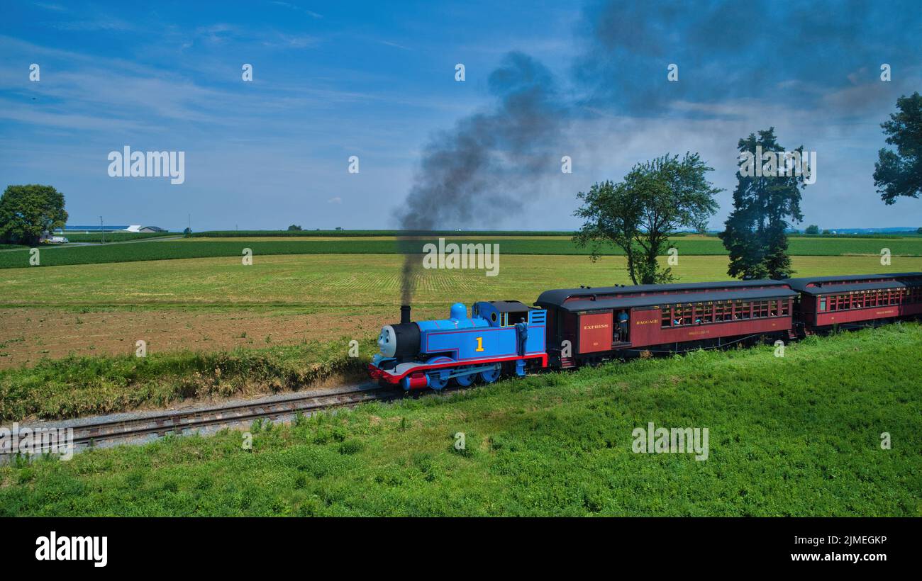 Luftaufnahme von Thomas, dem Panzermotor, der sich den Bäumen und Ackerland nähert Stockfoto