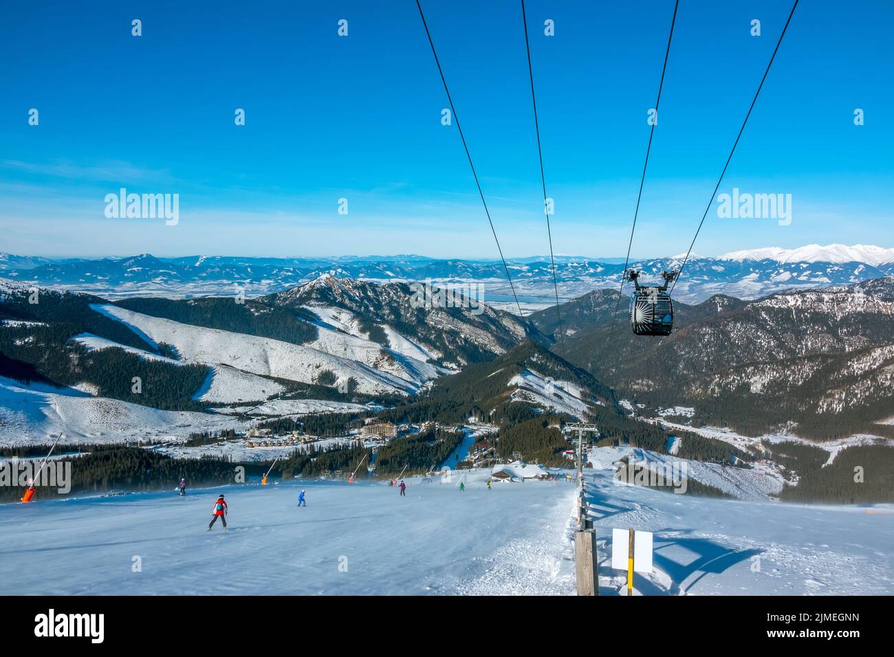 Skigebiet und Blue Sky Stockfoto