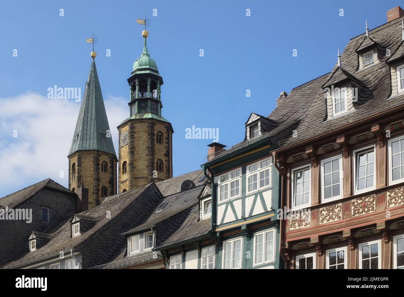Goslar - Marktkirche mit alten Stadthäusern, Deutschland Stockfoto