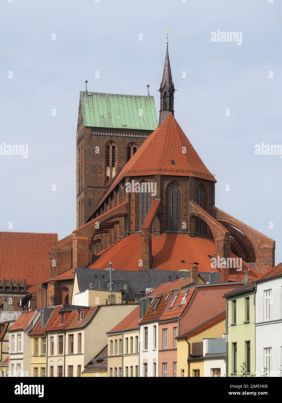 Wismar - die Nikolaikirche überragt die Altstadt, Deutschland Stockfoto