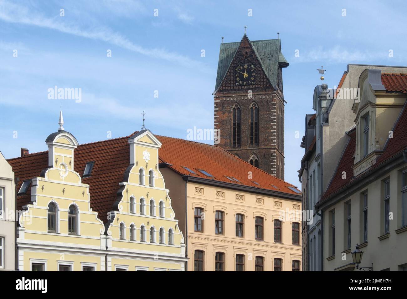 Wismar - Turm der Marienkirche (Marienkirche) hinter alten Stadthäusern, Deutschland Stockfoto