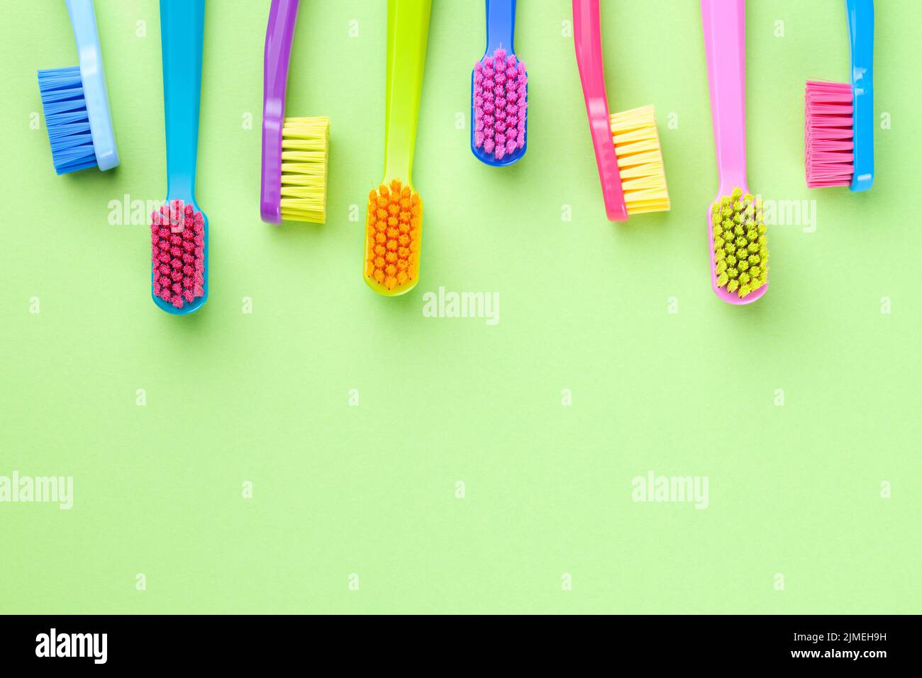 Neue Zahnbürsten Auf Grünem Papier Hintergrund Gesetzt Stockfoto