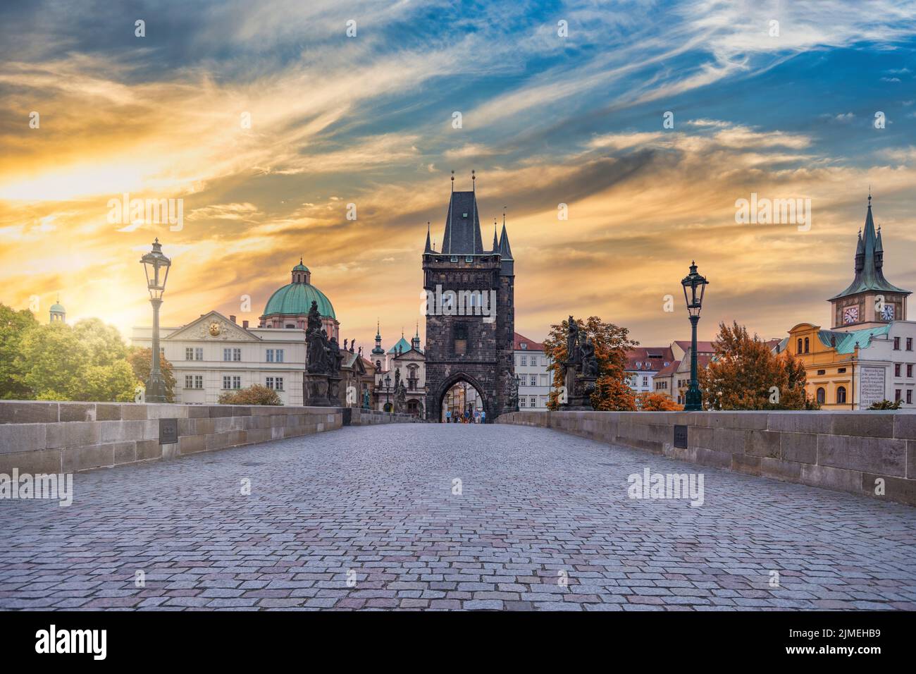 Prag Tschechische Republik, Skyline der Stadt bei Sonnenaufgang an der Karlsbrücke, Tschechien mit Herbstlaub Stockfoto