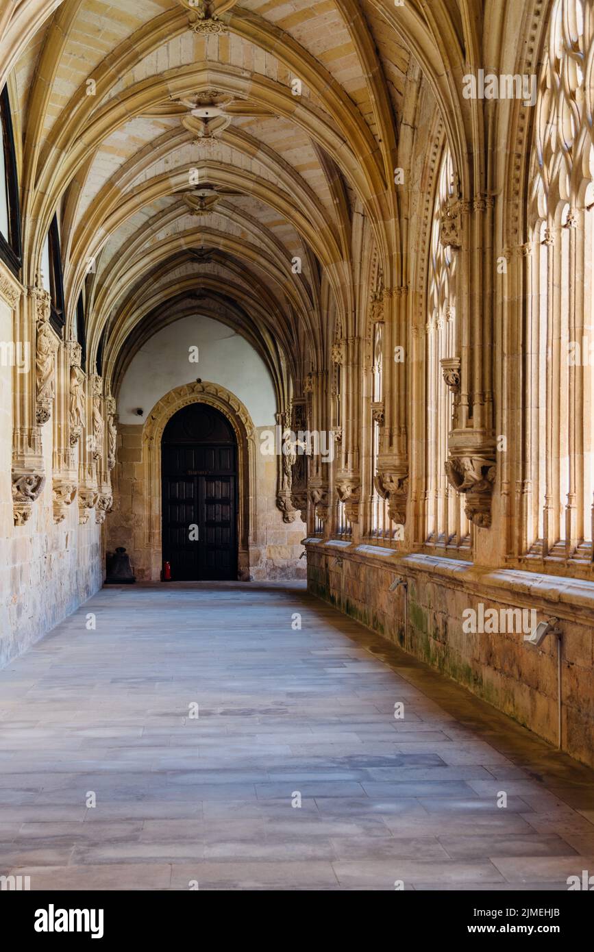 Ona, Spanien - 5. August 2020: Benediktinerkloster San Salvador de Oña in Burgos. Gotischer Kreuzgang Stockfoto