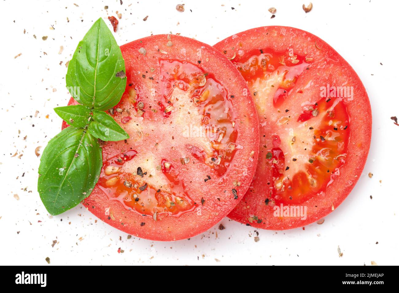 Rote Tomaten In Scheiben Geschnitten, Mit Gemahlenem Pfeffer Bestreut Stockfoto