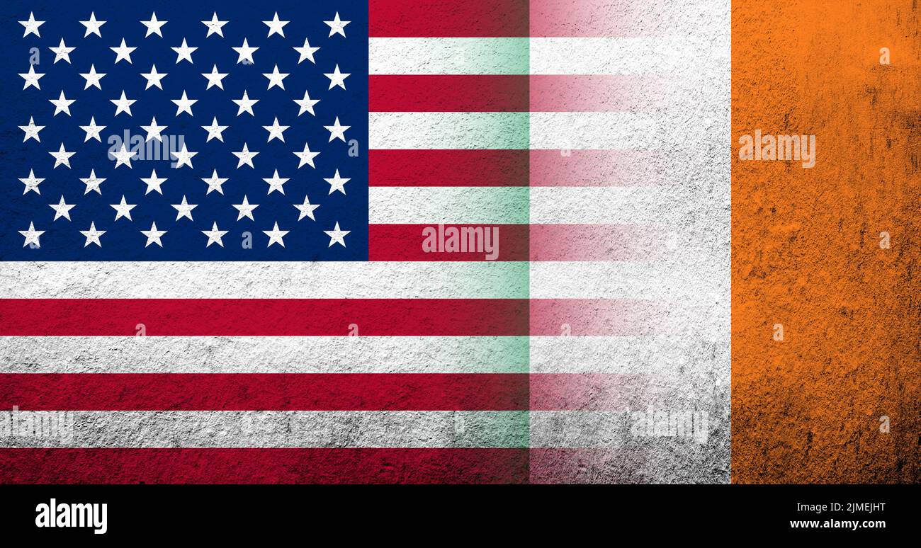 Vereinigte Staaten von Amerika (USA) Nationalflagge mit Irland Nationalflagge. Grungen Hintergrund Stockfoto