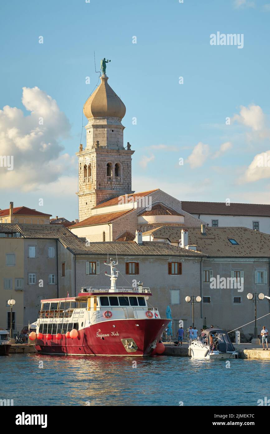 Ausflugsboot im Hafen vor der historischen Altstadt von Krk in Kroatien Stockfoto