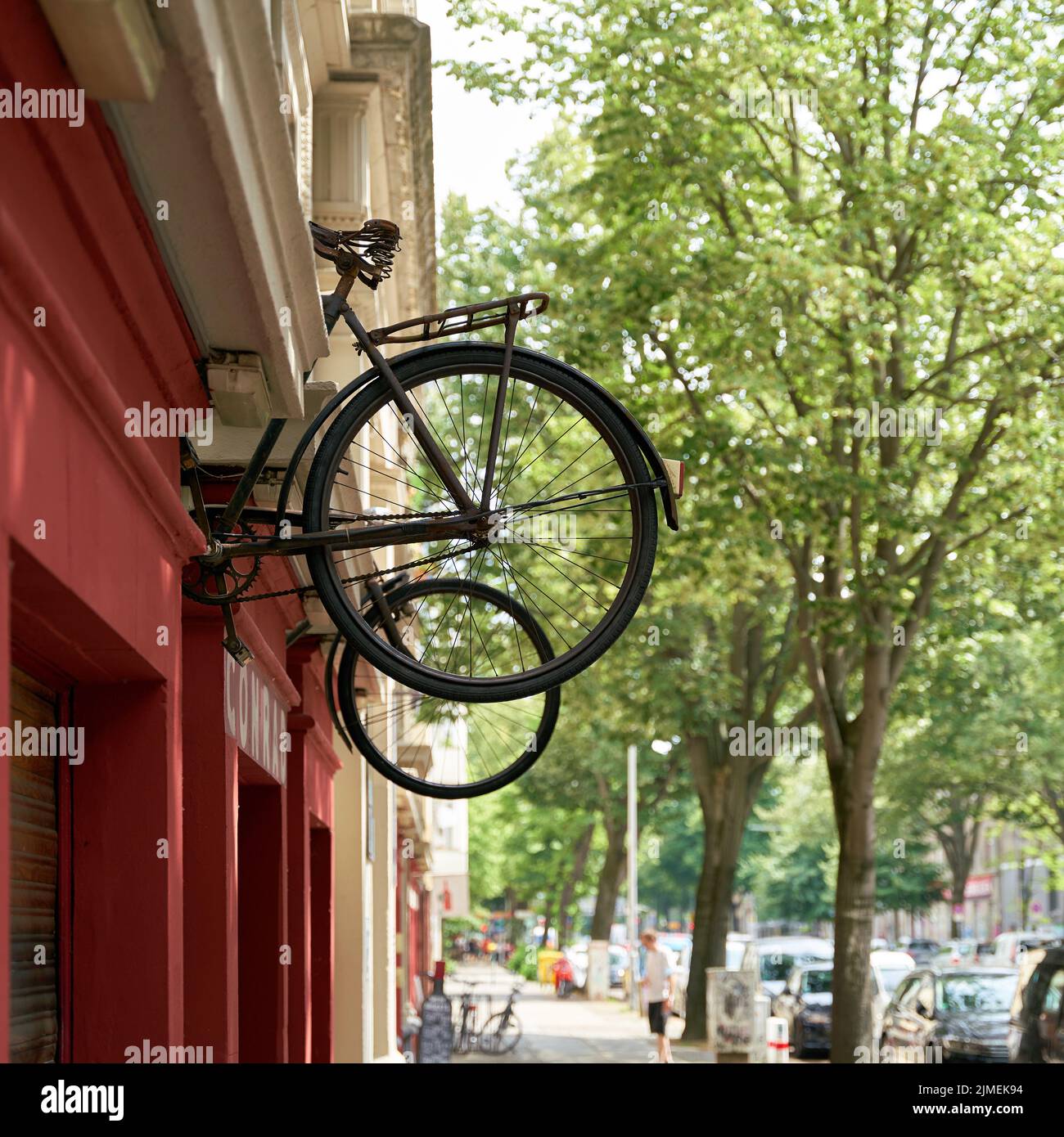 Verweis auf ein Fahrradgeschäft und eine Reparaturwerkstatt in Berlin Kreuzberg Stockfoto