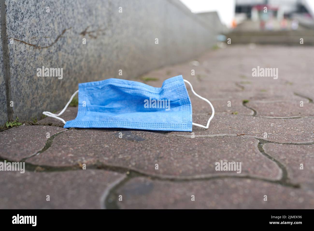 Weggeworfener Mund-Nase-Schutz auf einem Weg im Zentrum von Berlin in deutschland Stockfoto