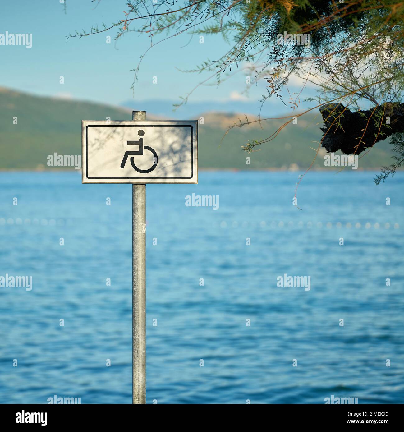 Schild für einen behindertengerechten Strand an der sonst felsigen Küste der Adria in der Nähe von Krk Stockfoto