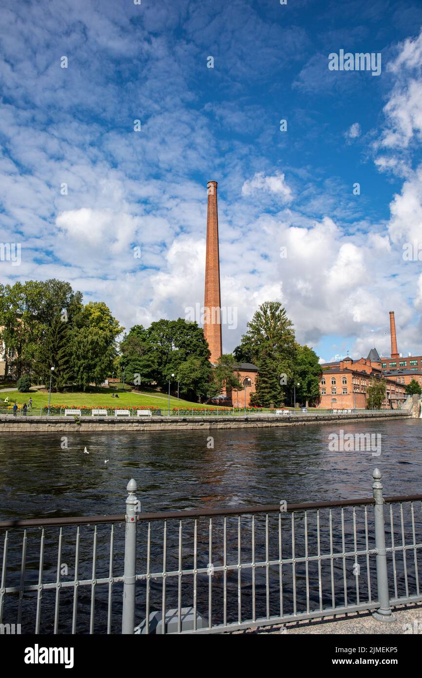 Frenckellin pannuhuone Schornstein Stapel hinter Tammerkoski Stromschnellen in Tampere, Finnland Stockfoto