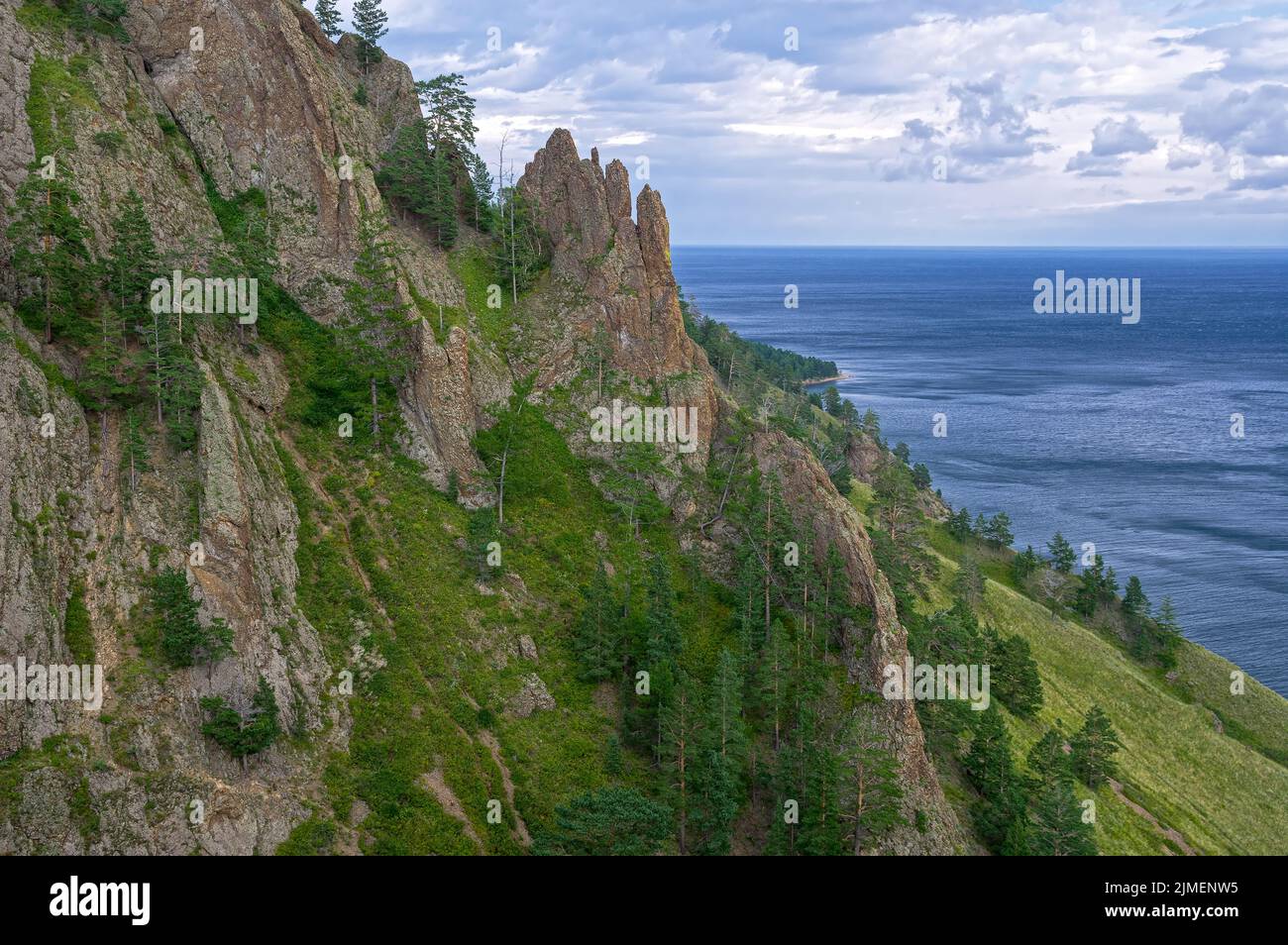 Baikalsee. Am Hang des Küstenberges. Stockfoto