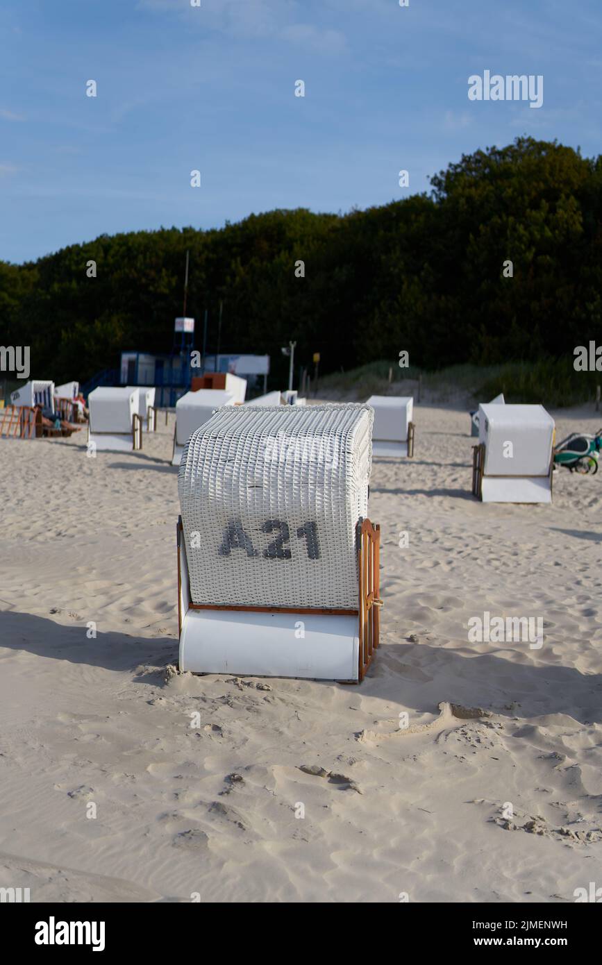 Strandliegen am Strand an der polnischen Ostseeküste bei Kolobrzeg Stockfoto