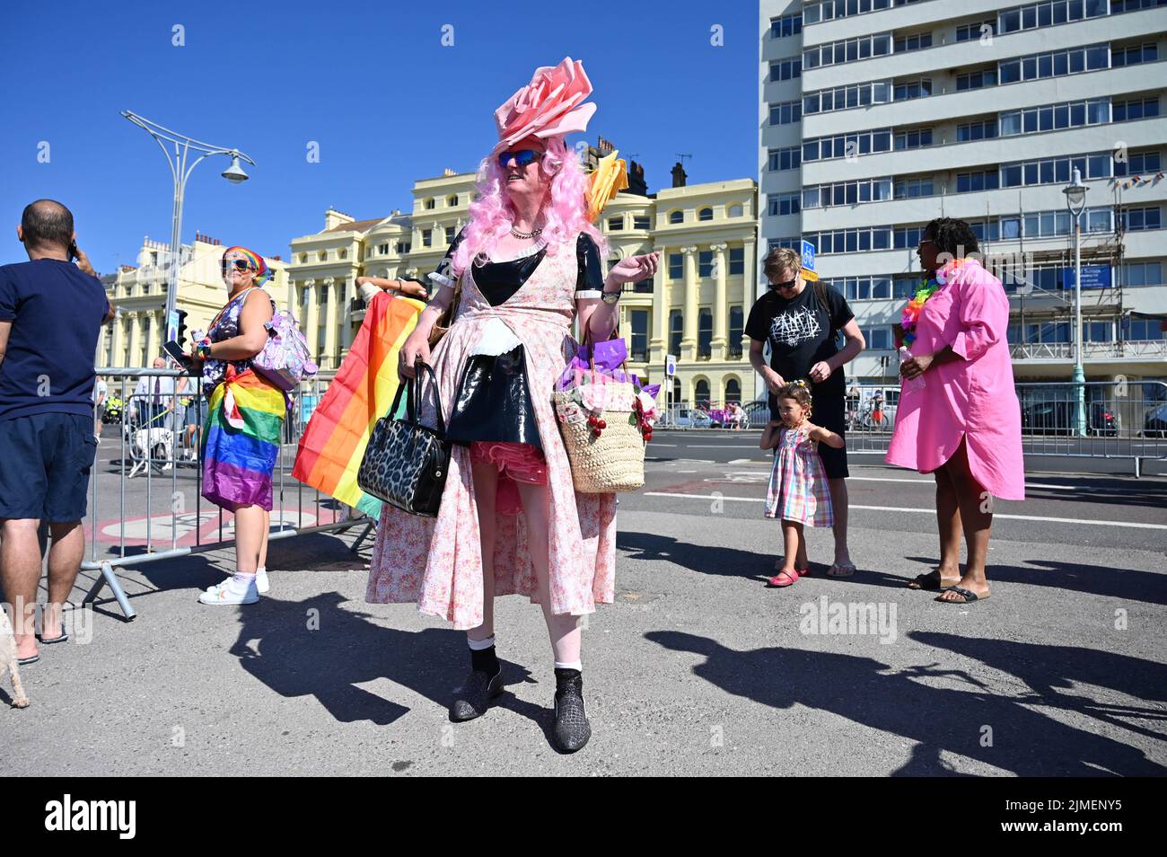 Brighton UK 6.. August 2022 - Frühe Ankünfte Bekommen Sie sich für die Brighton and Hove Pride Parade an einem schönen heißen, sonnigen Tag. Mit guten Wetterprognosen werden große Menschenmengen erwartet, um am Wochenende am größten LGBTQ Pride Festival in Großbritannien in Brighton teilzunehmen : Credit Simon Dack / Alamy Live News Stockfoto